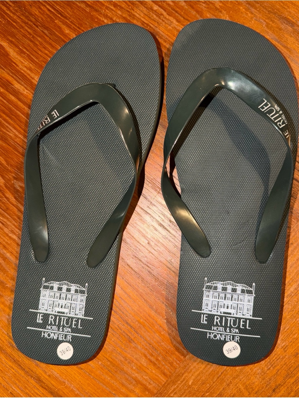 New Flip Flops Sandals Unisex Sz 10 Plastic Gray Hotel Le Rituel Logo Pool Beach
